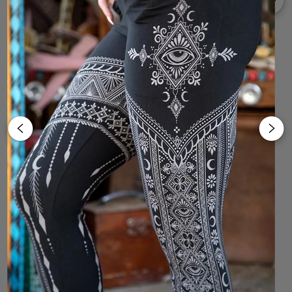 Melodía designs Black Leggings & shorts with White Geometric & Mystic Print
